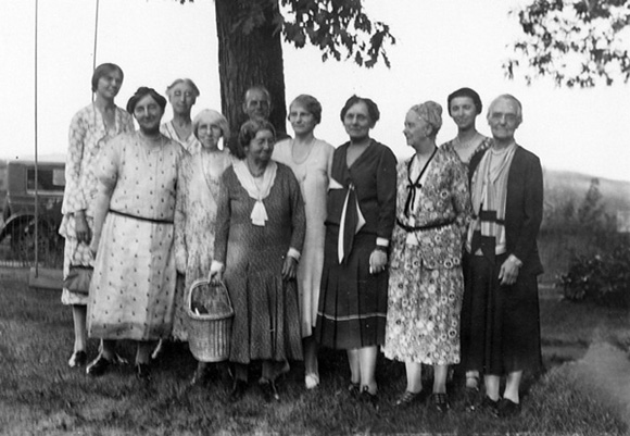 Eloise Butler's 80th birthday group picture