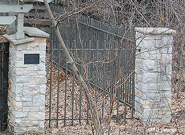 Front gate fence portion