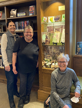 Sumner display volunteer helpers